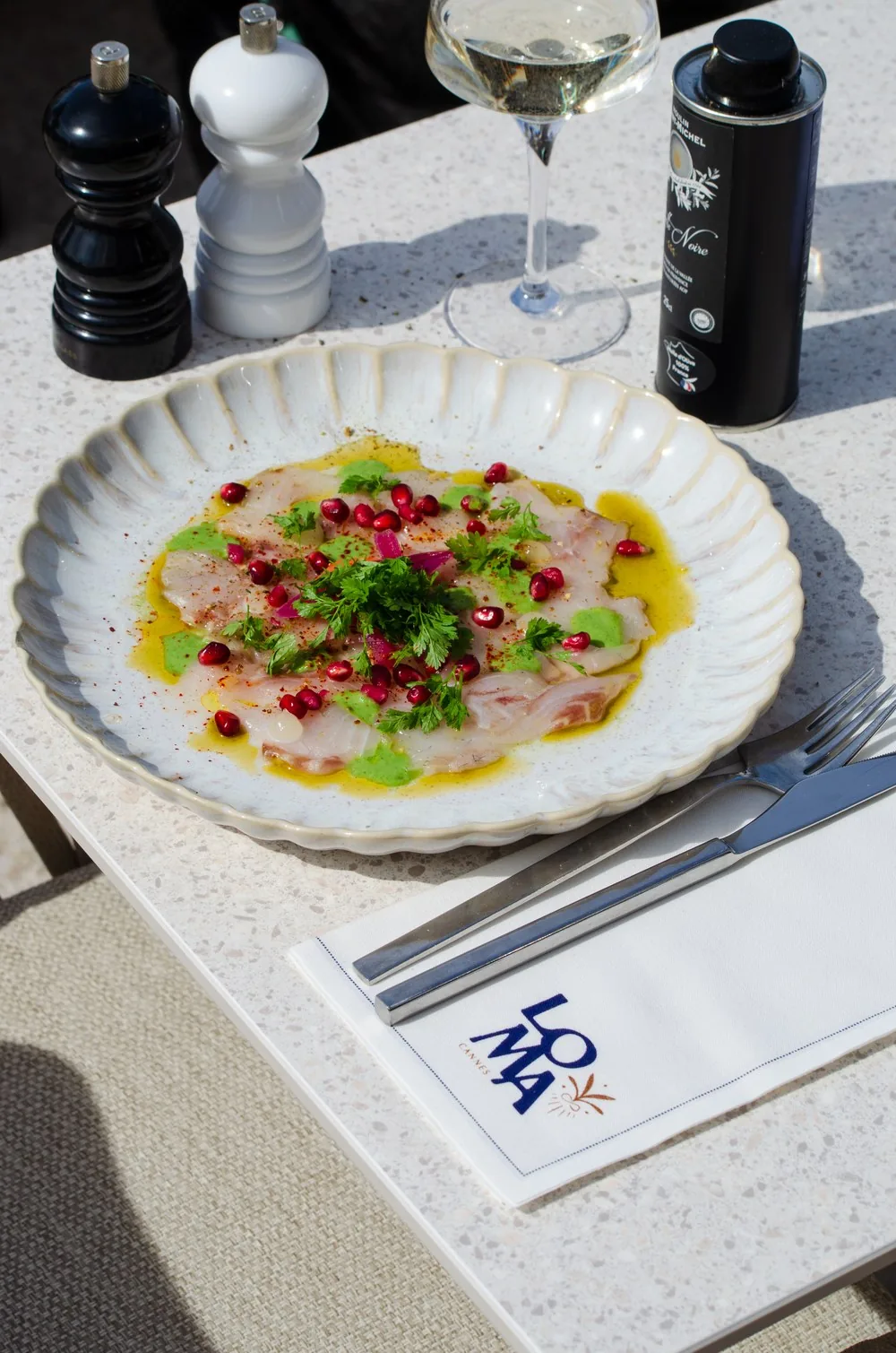 Carpaccio de poisson du Loma, sur la terrasse au Port Canto à Cannes