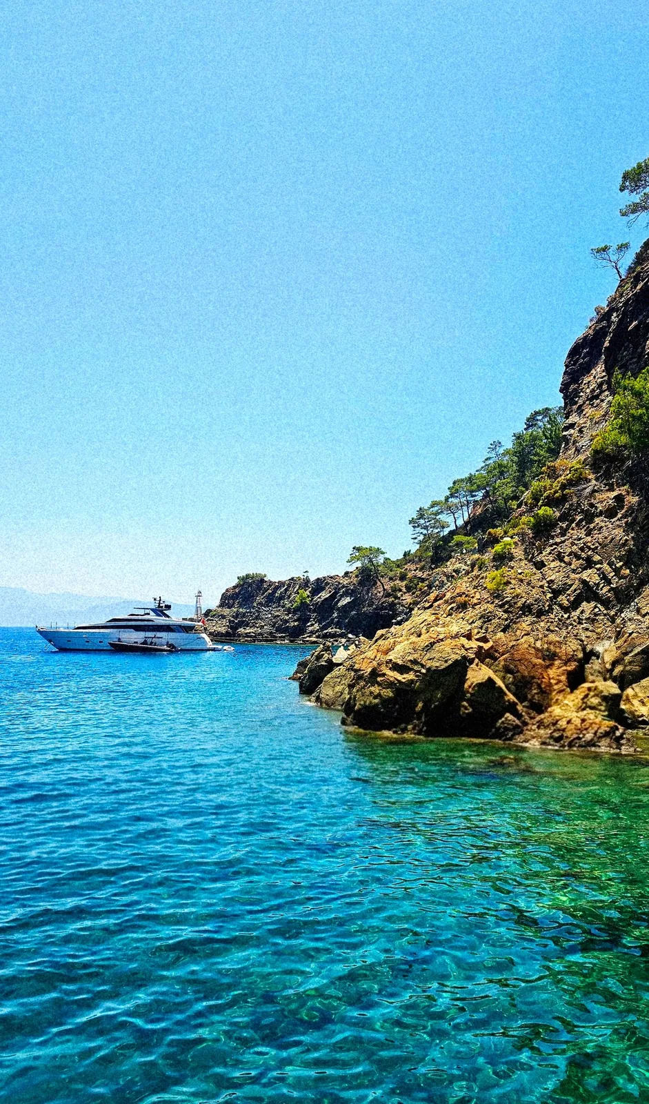 Yacht de luxe amarré dans une crique méditerranéenne