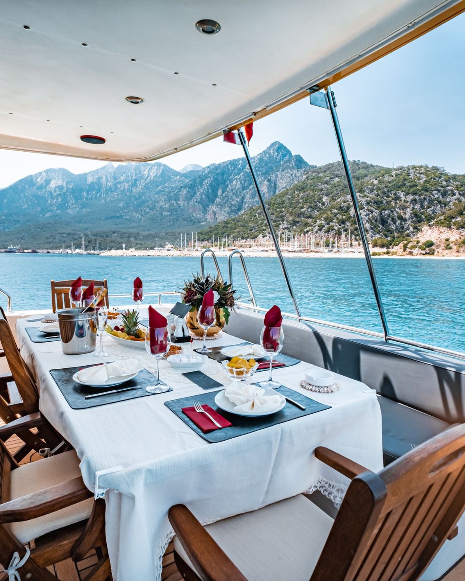 Table dressée sur le pont d'un yacht face à la Méditerranée