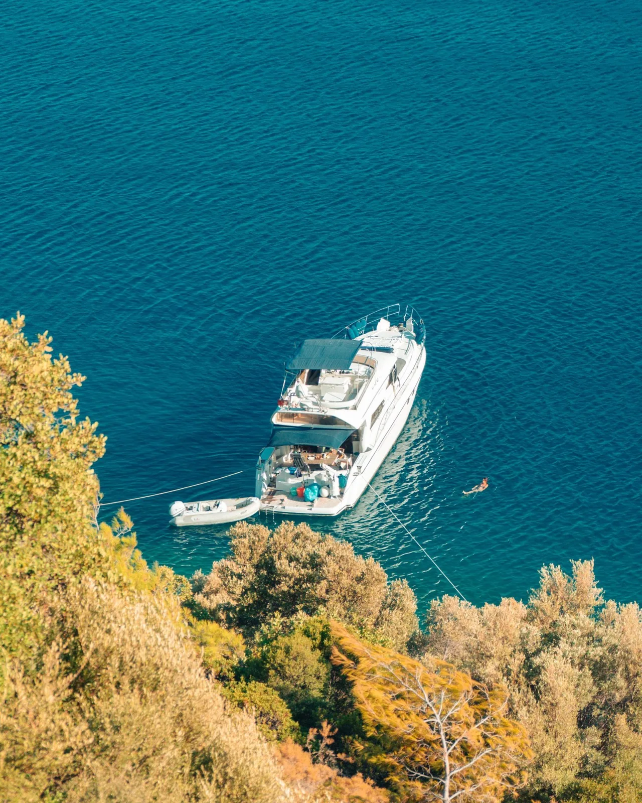 Yacht au mouillage avec son annexe le long du bord, en Méditerranée